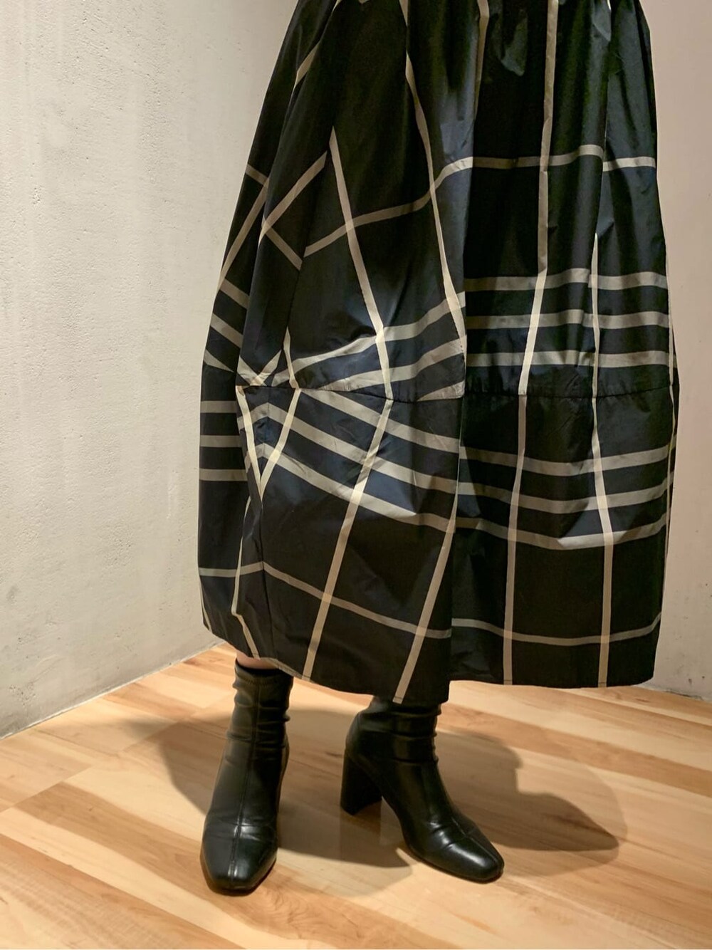 その他のスカート、ブラック系のショルダーバッグを着用したレディースの夏コーディネートの4枚目の写真