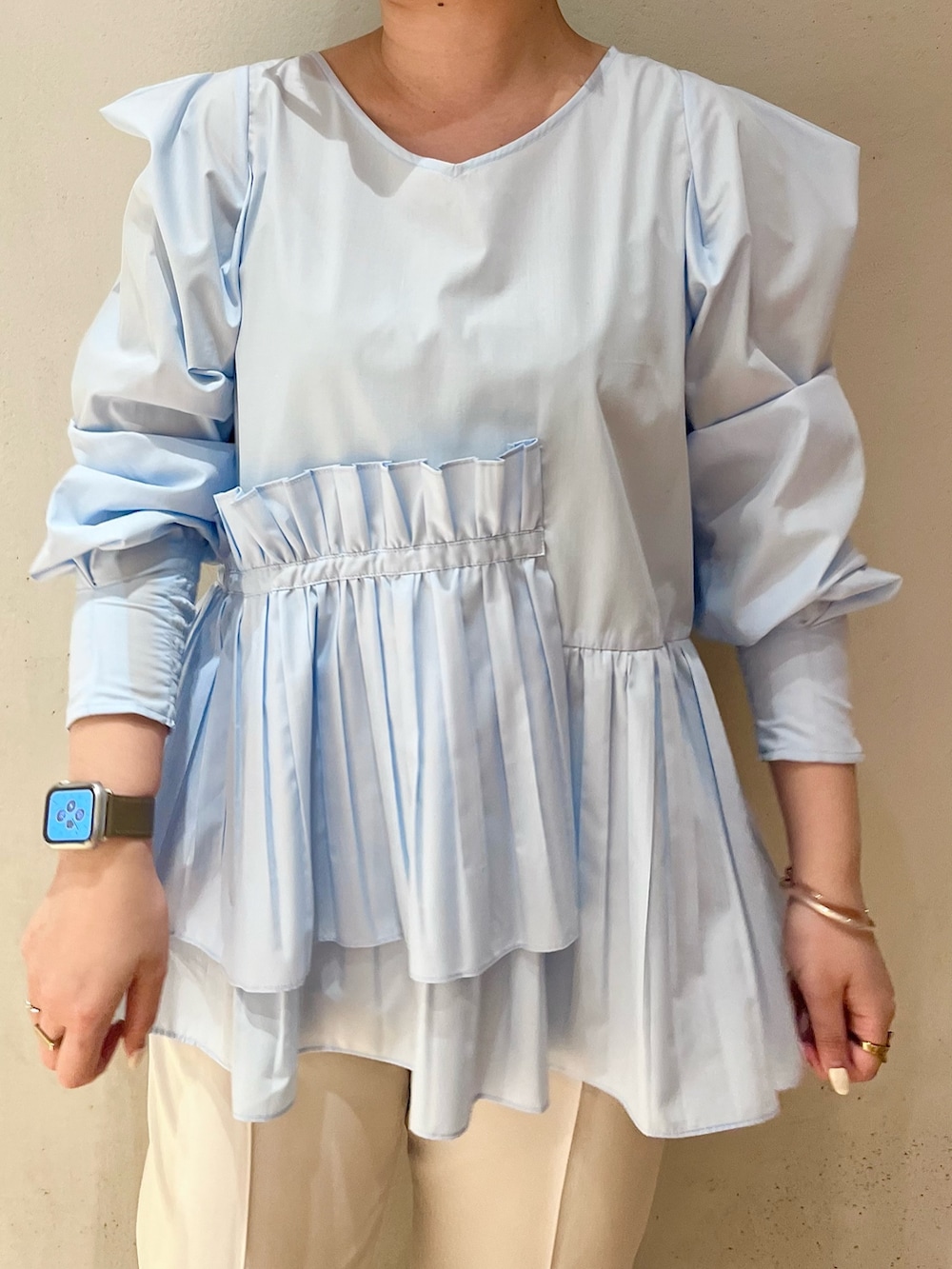 ベージュ系のノーカラーコート、ブルー系のシャツ/ブラウス、グレー系のその他パンツを着用したレディースの冬コーディネートの5枚目の写真