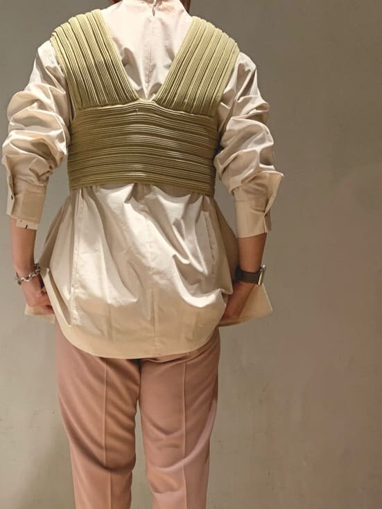 ピンク系のその他パンツ、グリーン系のニット/セーターを着用したレディースの冬コーディネートの4枚目の写真