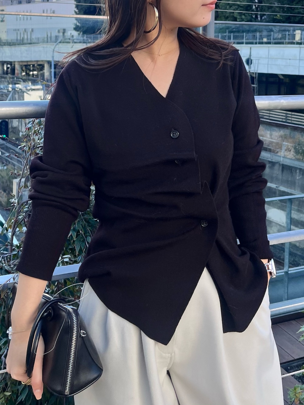 グレー系のその他アウター、ブラウン系のニット/セーター、ホワイト系のその他パンツを着用したレディースの冬コーディネートの7枚目の写真