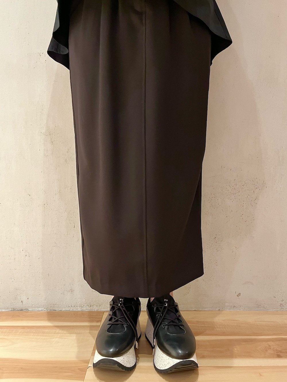 ブラック系のシャツ/ブラウス、グリーン系のニット/セーター、ブラック系のスカートを着用したレディースの冬コーディネートの8枚目の写真