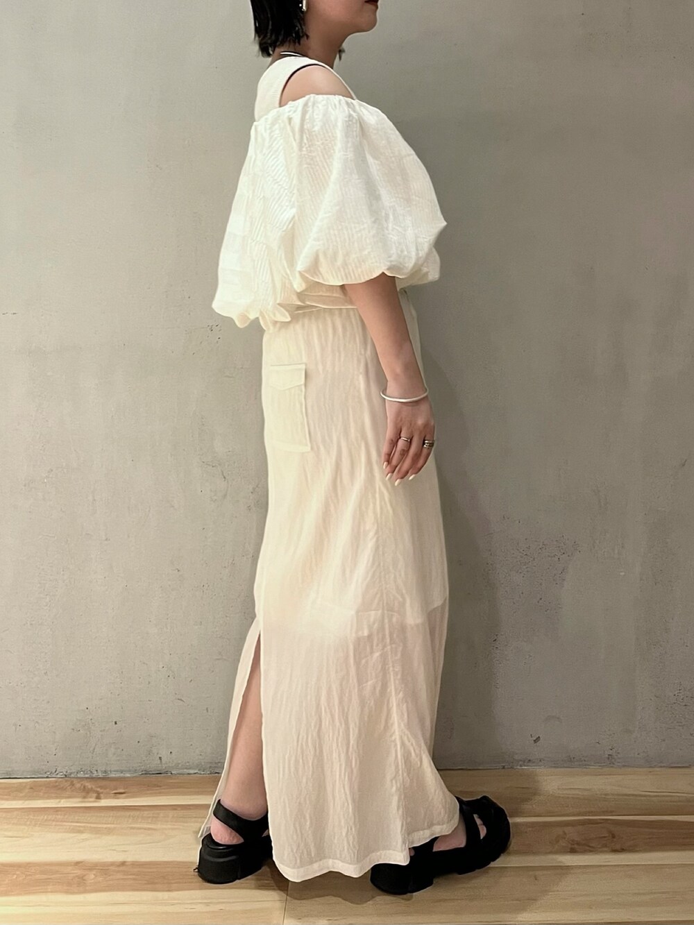 ホワイト系のシャツ/ブラウス、ホワイト系のスカートを着用したレディースの夏コーディネートの2枚目の写真