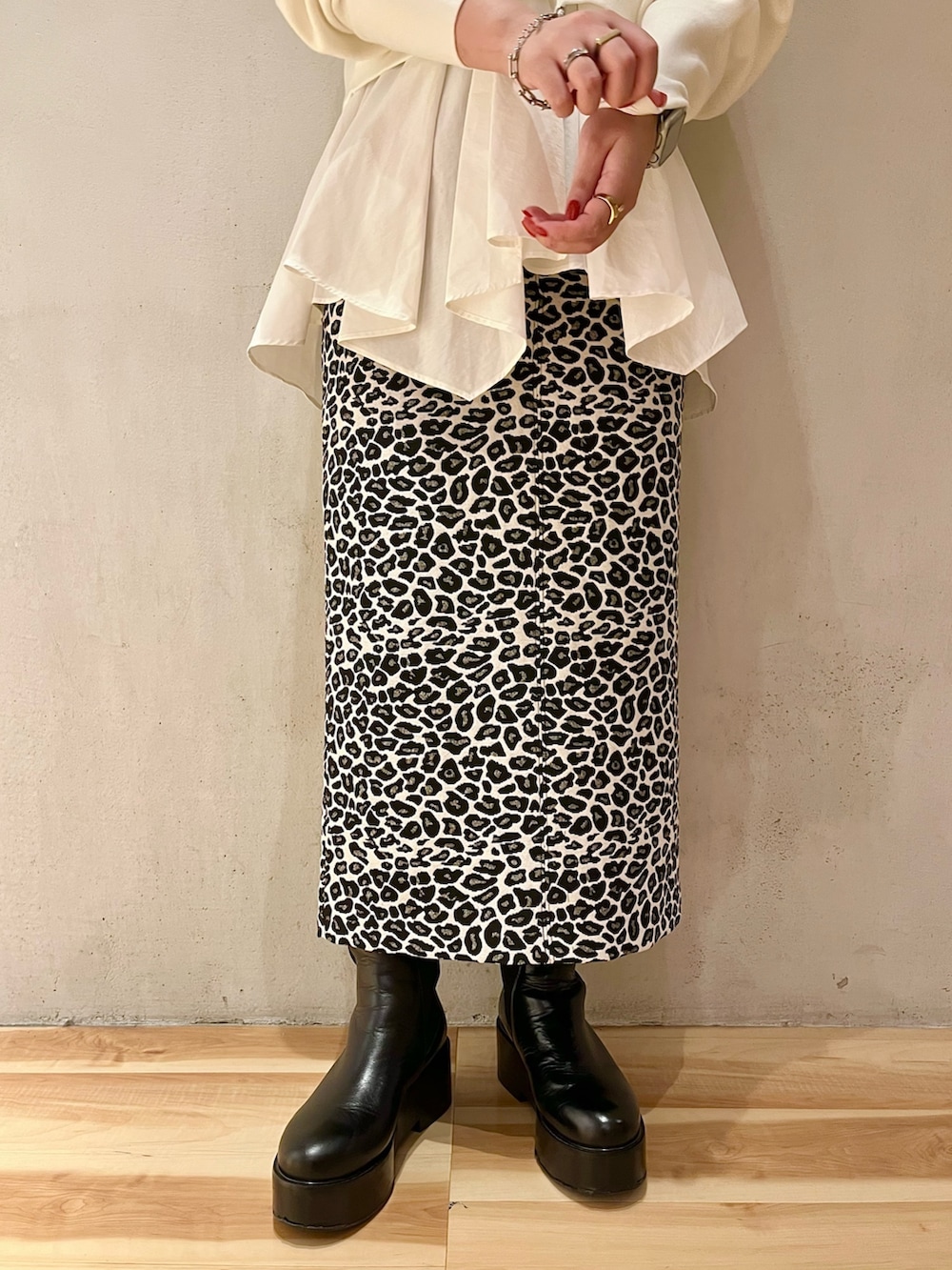 ホワイト系のスカート、ホワイト系のニット/セーター、ブラック系のショルダーバッグを着用したレディースの秋コーディネートの8枚目の写真