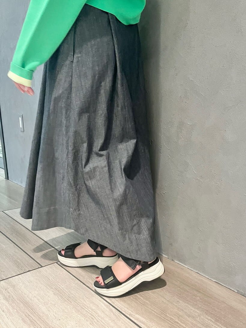 グリーン系のカーディガン/ボレロ、ブルー系のワンピースを着用したレディースの春コーディネートの4枚目の写真