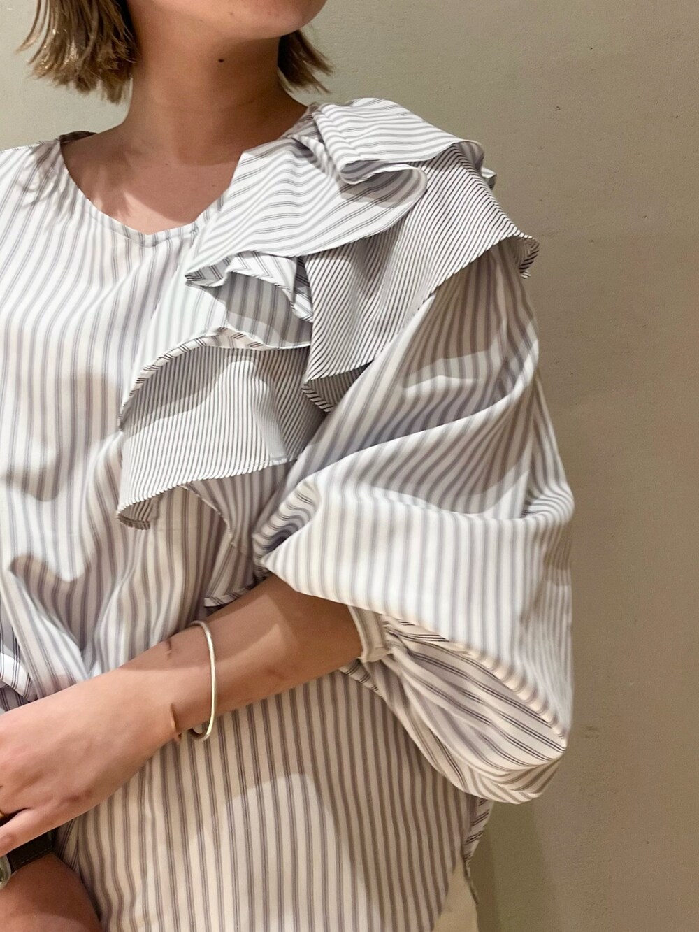 ホワイト系のスニーカー、その他のシャツ/ブラウス、ホワイト系のスカートを着用したレディースの冬コーディネートの5枚目の写真