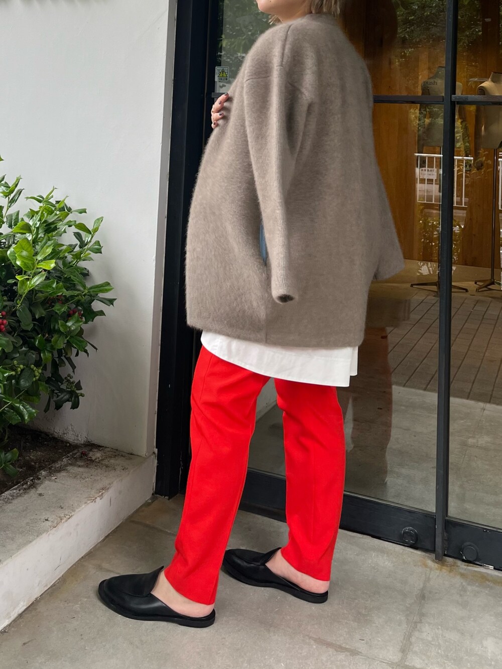 ベージュ系のノーカラージャケット、ホワイト系のシャツ/ブラウス、レッド系のその他パンツを着用したレディースの夏コーディネートの2枚目の写真