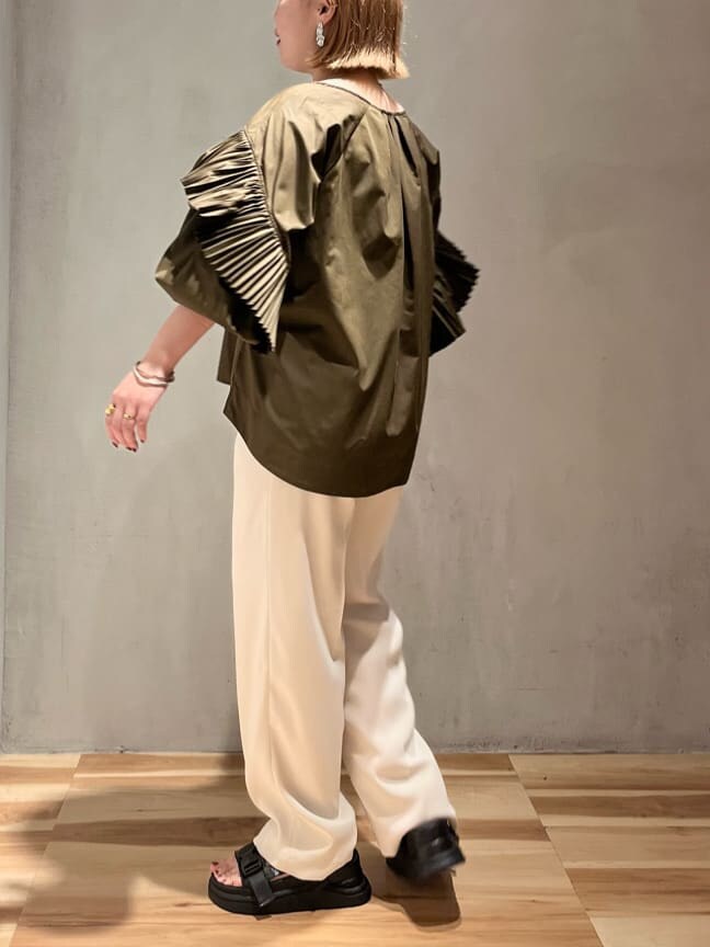 ブラウン系のシャツ/ブラウス、ブラック系のサンダル、ホワイト系のその他パンツを着用したレディースの夏コーディネートの3枚目の写真