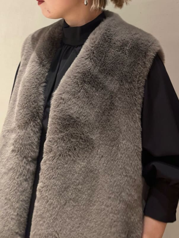 ブラック系のブーツ、ブラック系のワンピース、ブラウン系のその他アウターを着用したレディースの秋コーディネートの5枚目の写真