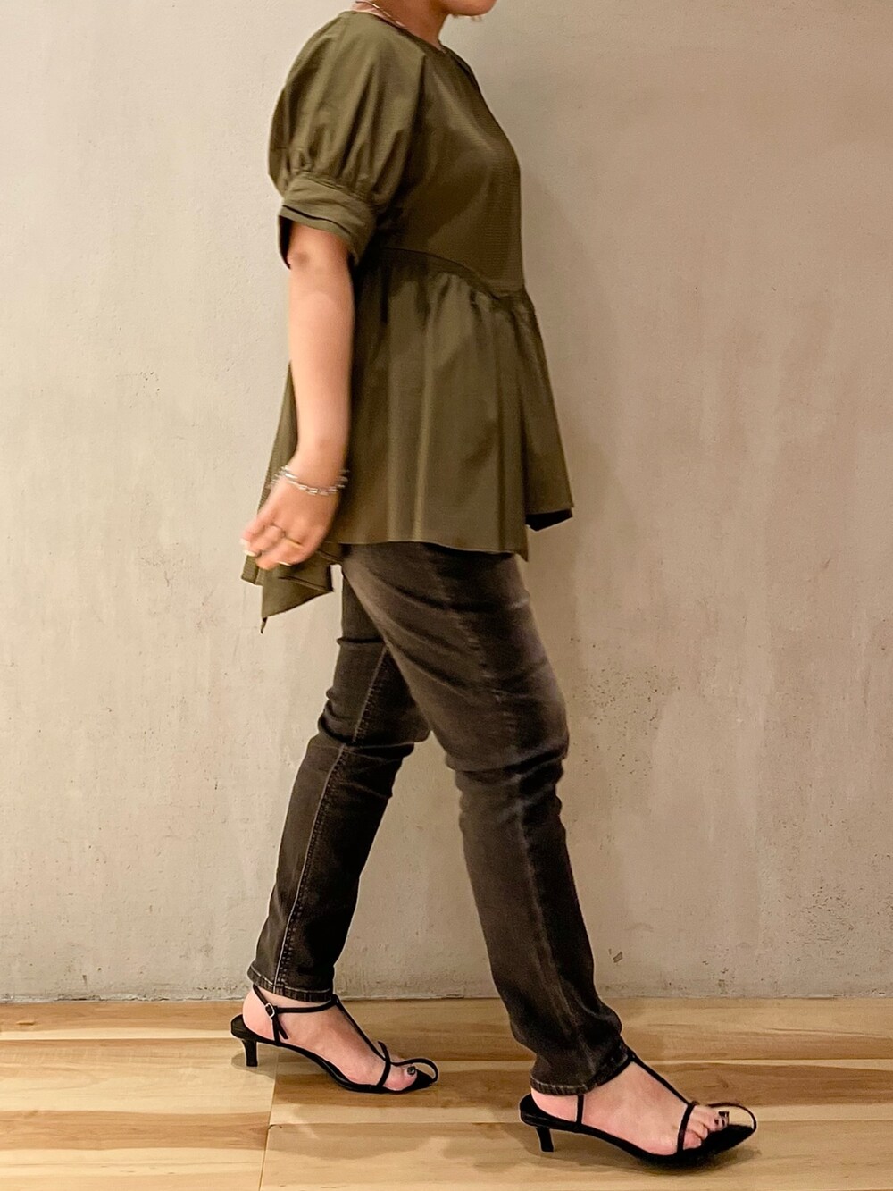 グリーン系のシャツ/ブラウス、ベージュ系のショルダーバッグ、グレー系のデニムパンツを着用したレディースの夏コーディネートの3枚目の写真