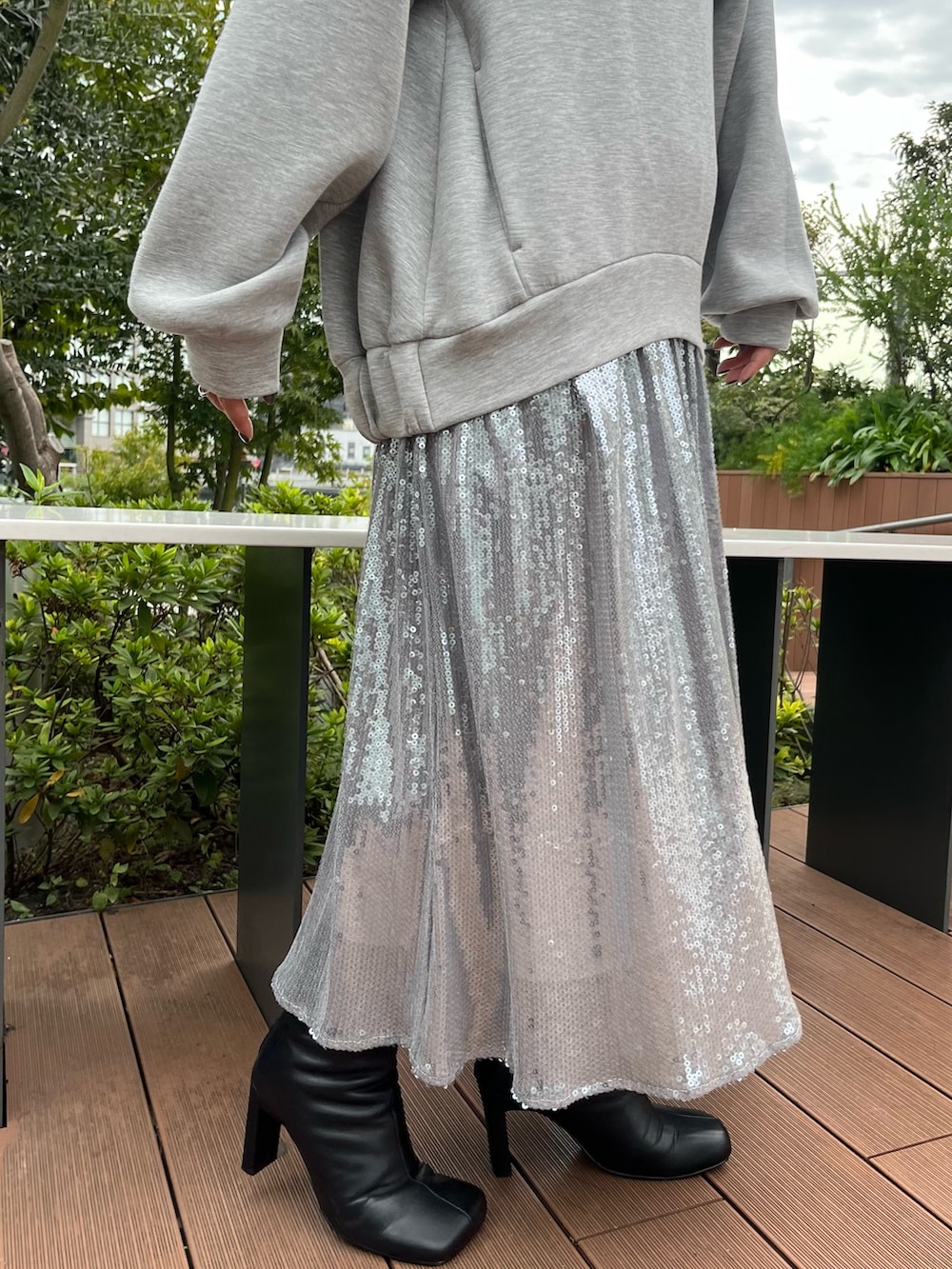 グレー系のワンピース、ブラック系のブーツを着用したレディースの秋コーディネートの7枚目の写真