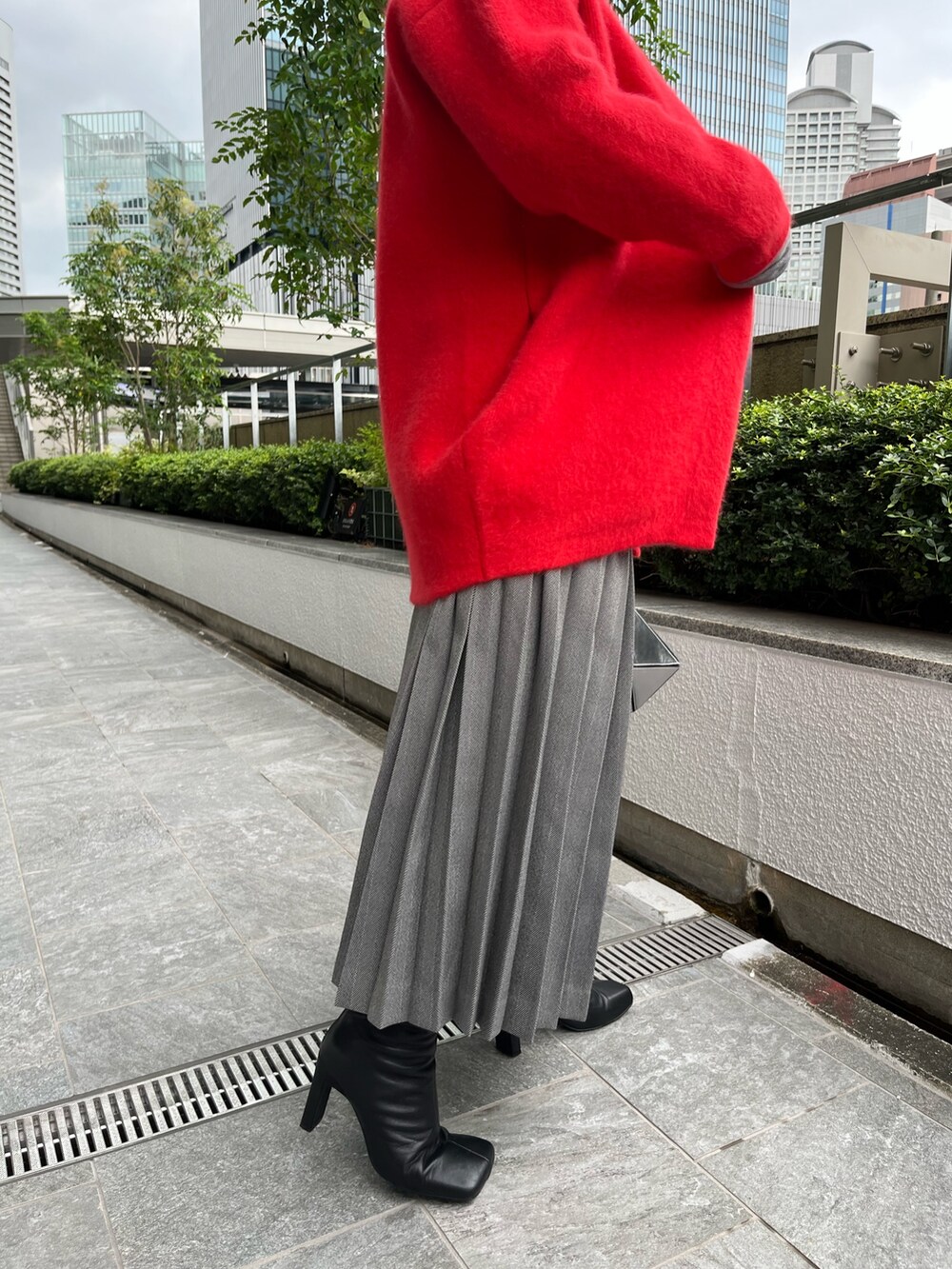 レッド系のカーディガン/ボレロ、ブラック系のブーツを着用したレディースの夏コーディネートの5枚目の写真