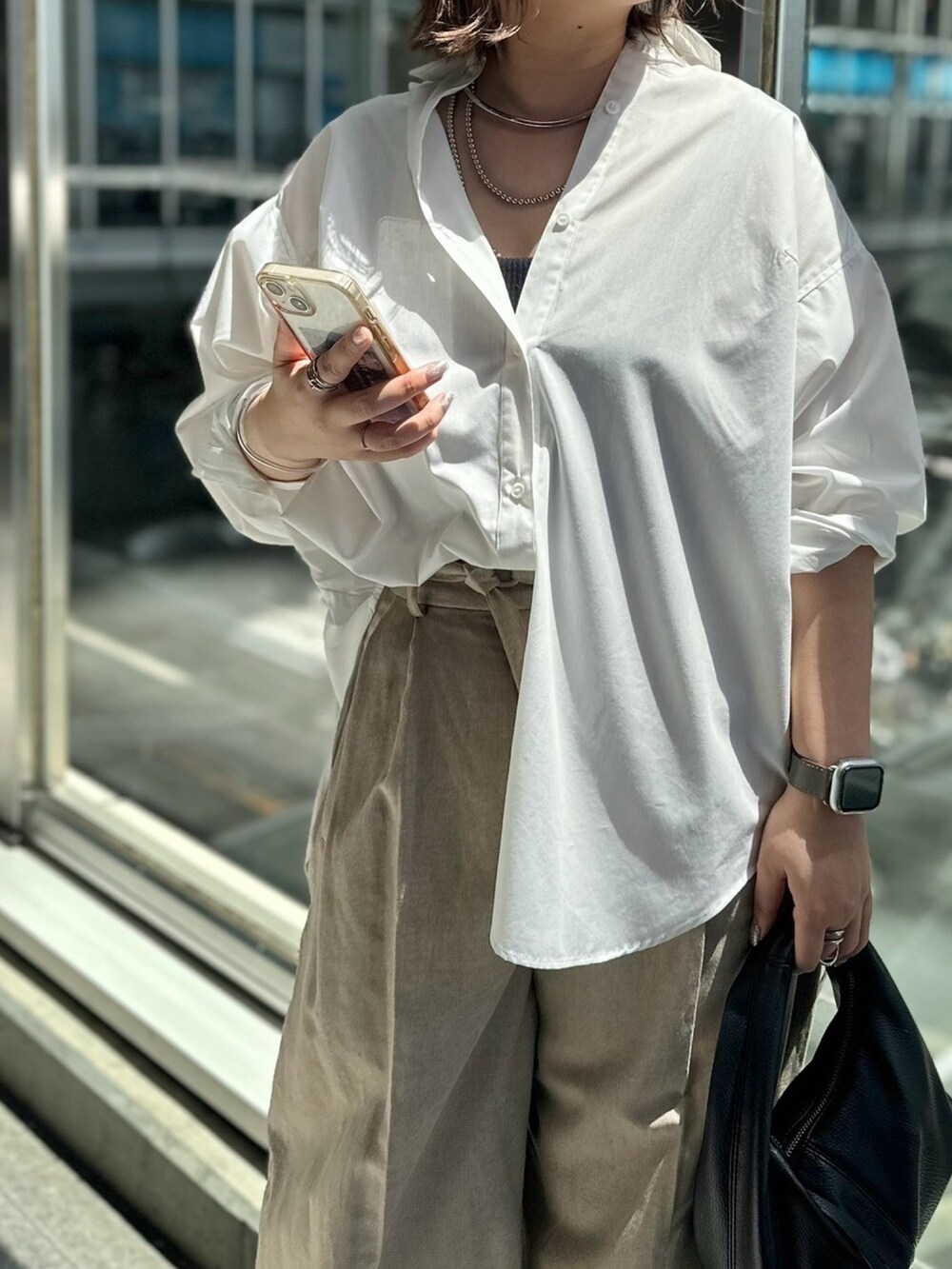 ホワイト系のシャツ/ブラウス、ベージュ系のその他パンツを着用したレディースの春コーディネートの5枚目の写真