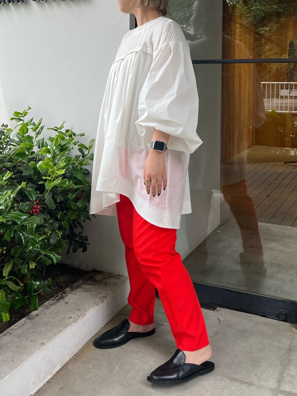 ホワイト系のシャツ/ブラウス、レッド系のその他パンツを着用したレディースの夏コーディネートの2枚目の写真