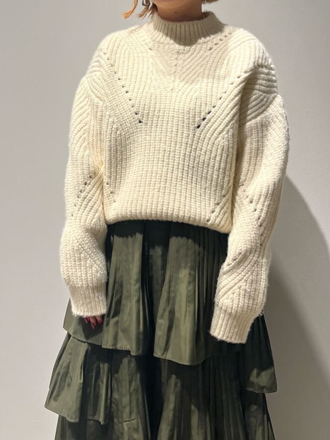 ブラック系のその他アウター、ホワイト系のニット/セーター、グリーン系のスカートを着用したレディースの秋コーディネートの10枚目の写真