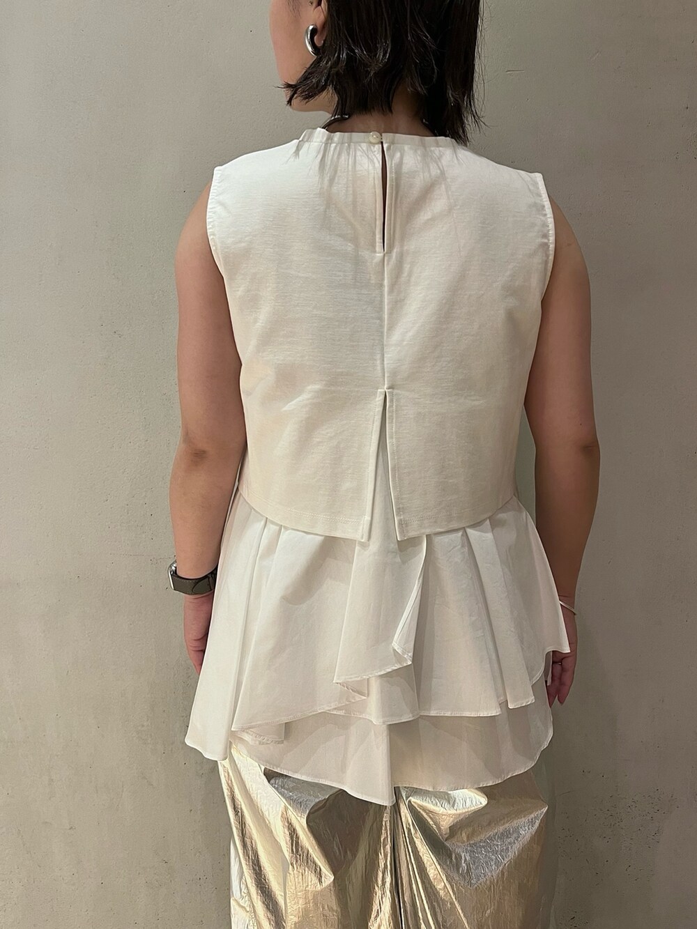 ホワイト系のタンクトップ、シルバー系のその他パンツ、ブラック系のサンダルを着用したレディースの夏コーディネートの5枚目の写真