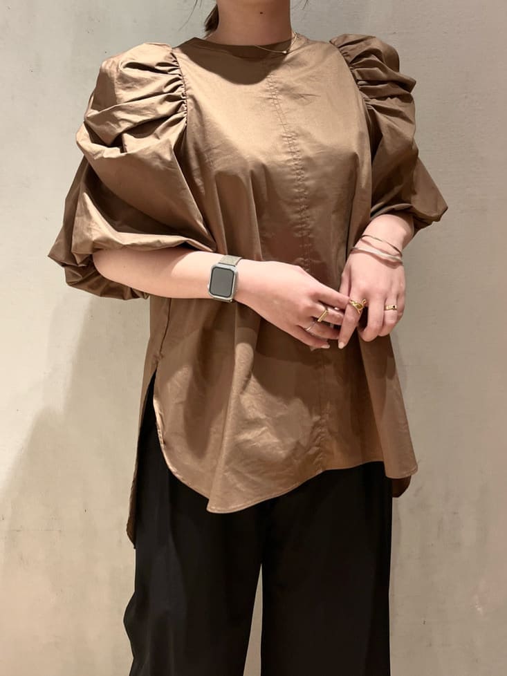 ブラック系のその他パンツ、ブラック系のサンダル、ブラウン系のシャツ/ブラウスを着用したレディースの夏コーディネートの3枚目の写真