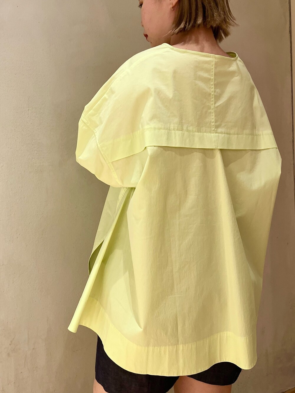 ブルー系のその他パンツ、ブラック系のサンダル、イエロー系のシャツ/ブラウスを着用したレディースの冬コーディネートの6枚目の写真