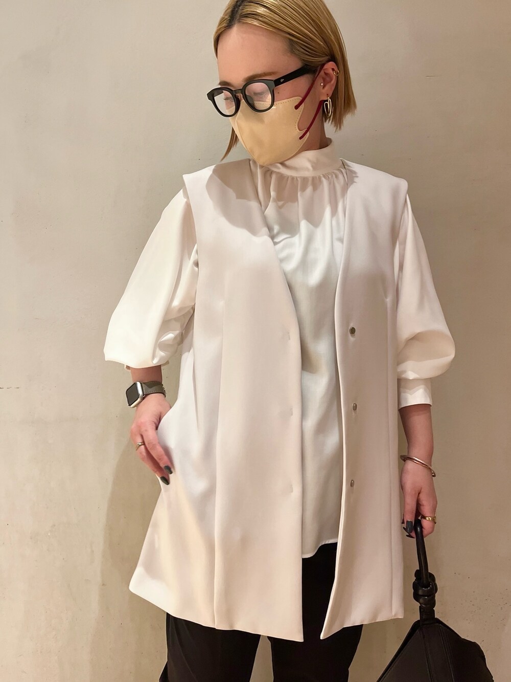 ホワイト系のシャツ/ブラウス、ブラック系のその他パンツ、ブラック系のハンドバッグを着用したレディースの春コーディネートの5枚目の写真