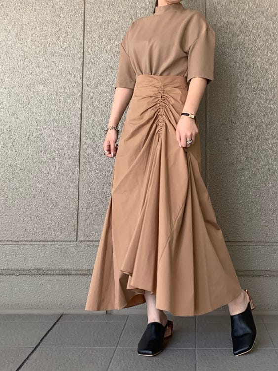 ブラック系のサンダル、ベージュ系のワンピースを着用したレディースの夏コーディネートの5枚目の写真