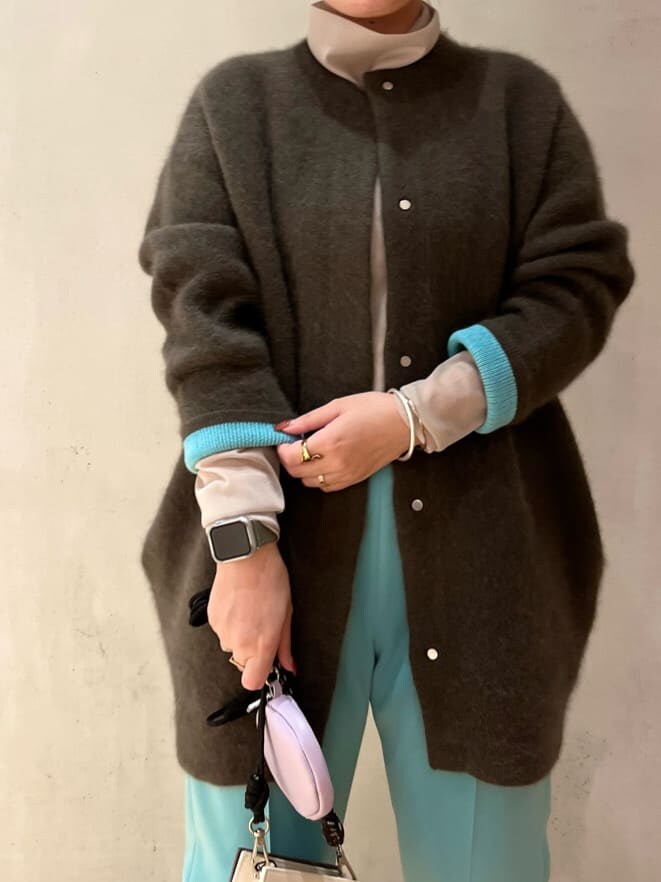 ブルー系のその他パンツ、ベージュ系のショルダーバッグ、ベージュ系のその他アウターを着用したレディースの秋コーディネートの4枚目の写真