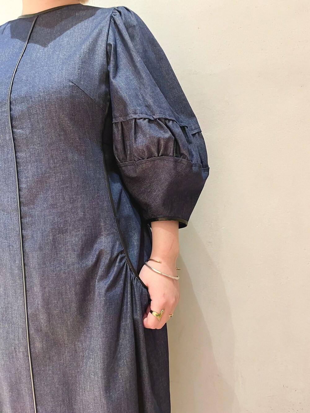 ブルー系のワンピースを着用したレディースの春コーディネートの7枚目の写真