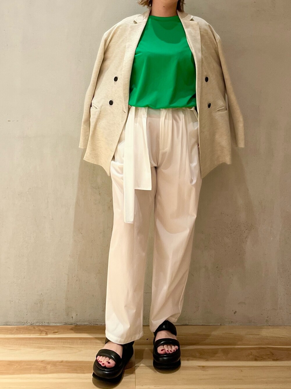 グリーン系のTシャツ/カットソー、ベージュ系のテーラードジャケット、ホワイト系のその他パンツを着用したレディースの冬コーディネートの2枚目の写真