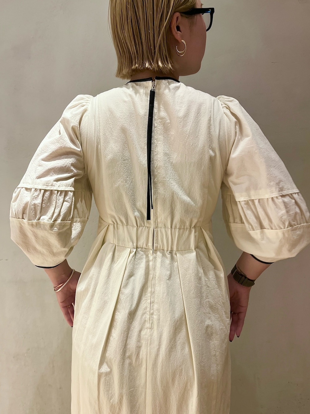 ブラック系のサンダル、ブラック系のブルゾン、ホワイト系のワンピースを着用したレディースの春コーディネートの9枚目の写真