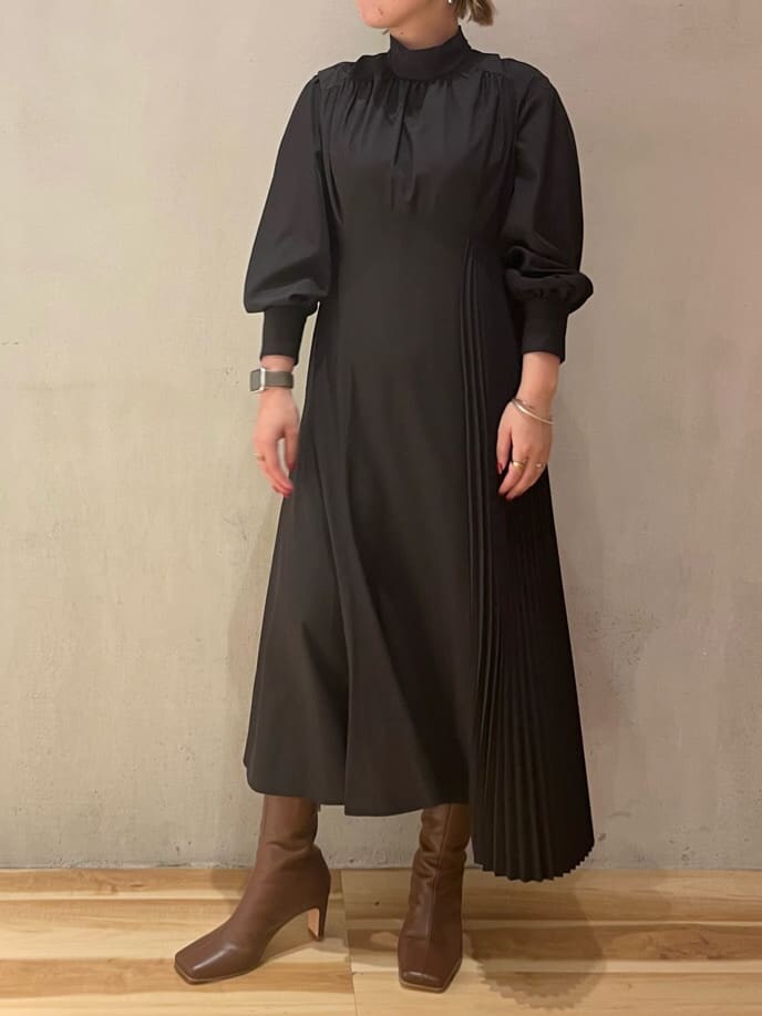 ブラウン系のブーツ、ベージュ系のショルダーバッグ、ブラック系のワンピースを着用したレディースの秋コーディネートの9枚目の写真