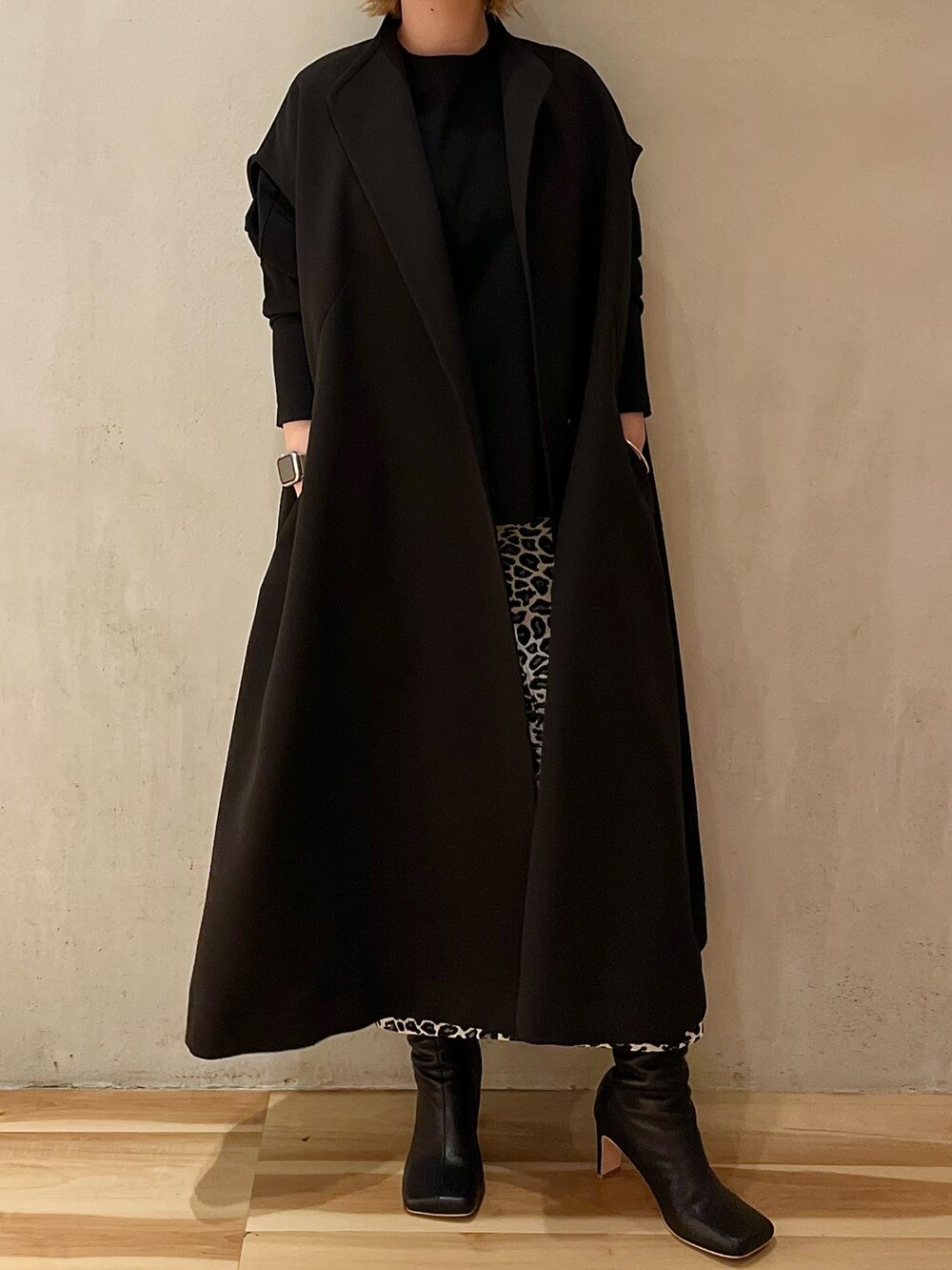 ブラック系のTシャツ/カットソー、ホワイト系のスカート、ブラック系のブーツを着用したレディースの春コーディネートの4枚目の写真