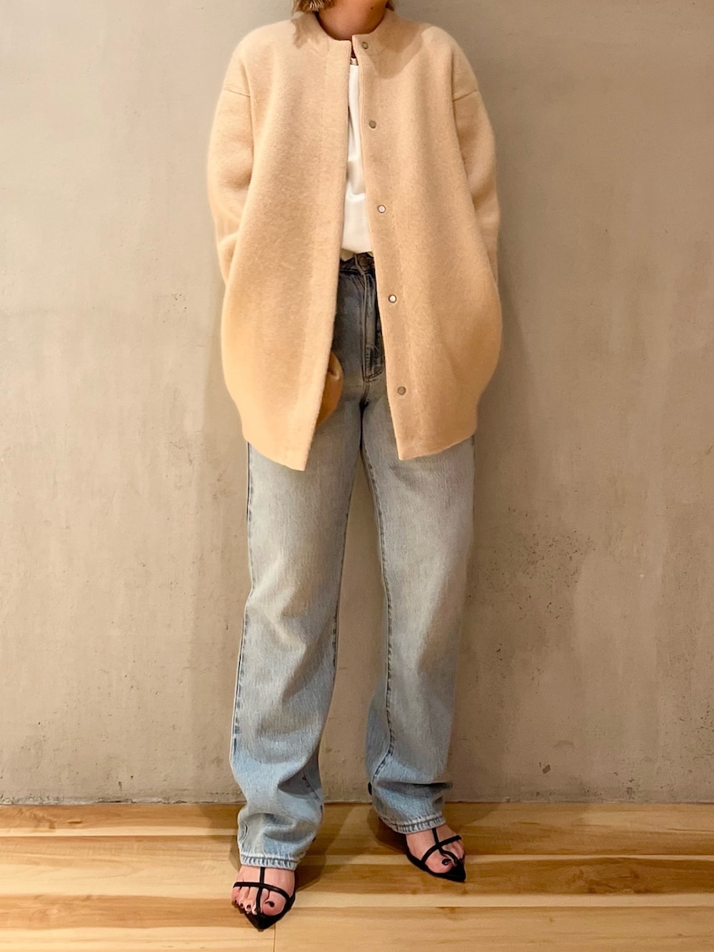 ベージュ系のノーカラージャケット、ホワイト系のTシャツ/カットソーを着用したレディースの夏コーディネートの3枚目の写真