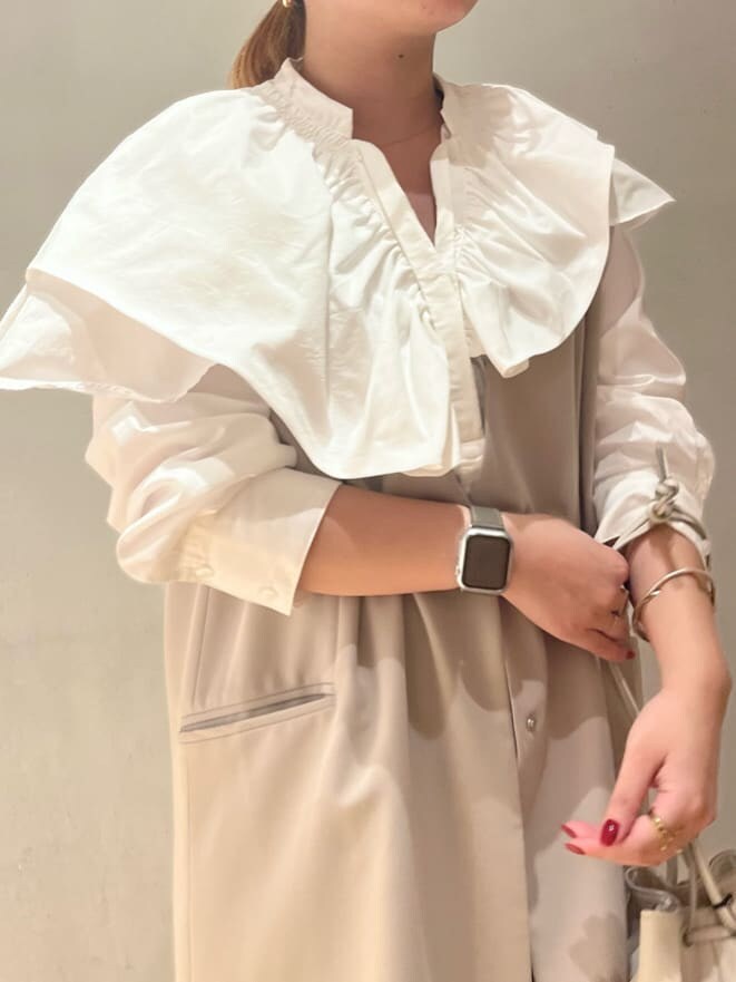 グレー系のノーカラージャケット、ブラック系のその他パンツ、ホワイト系のシャツ/ブラウスを着用したレディースの秋コーディネートの5枚目の写真