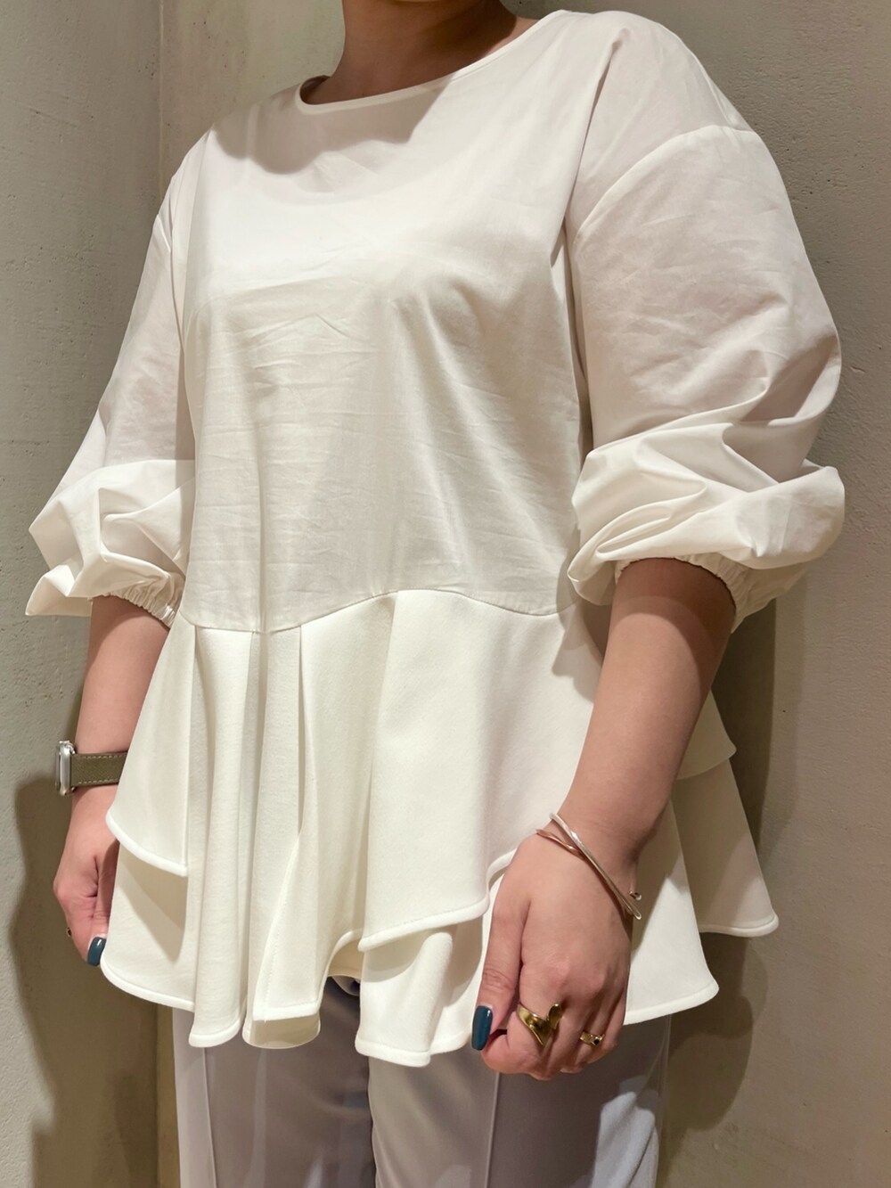 ホワイト系のシャツ/ブラウス、ブルー系のその他パンツ、ホワイト系のスニーカーを着用したレディースの春コーディネートの5枚目の写真