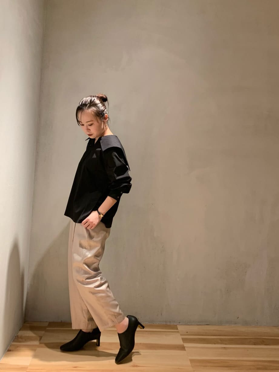 ホワイト系のその他パンツ、ブラック系のシャツ/ブラウス、ブラック系のブーツを着用したレディースの秋コーディネートの3枚目の写真