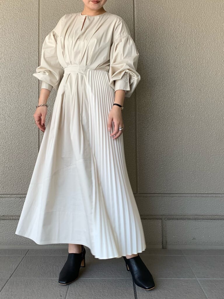 ベージュ系のワンピース、ブラック系のブーツを着用したレディースの秋コーディネートの3枚目の写真