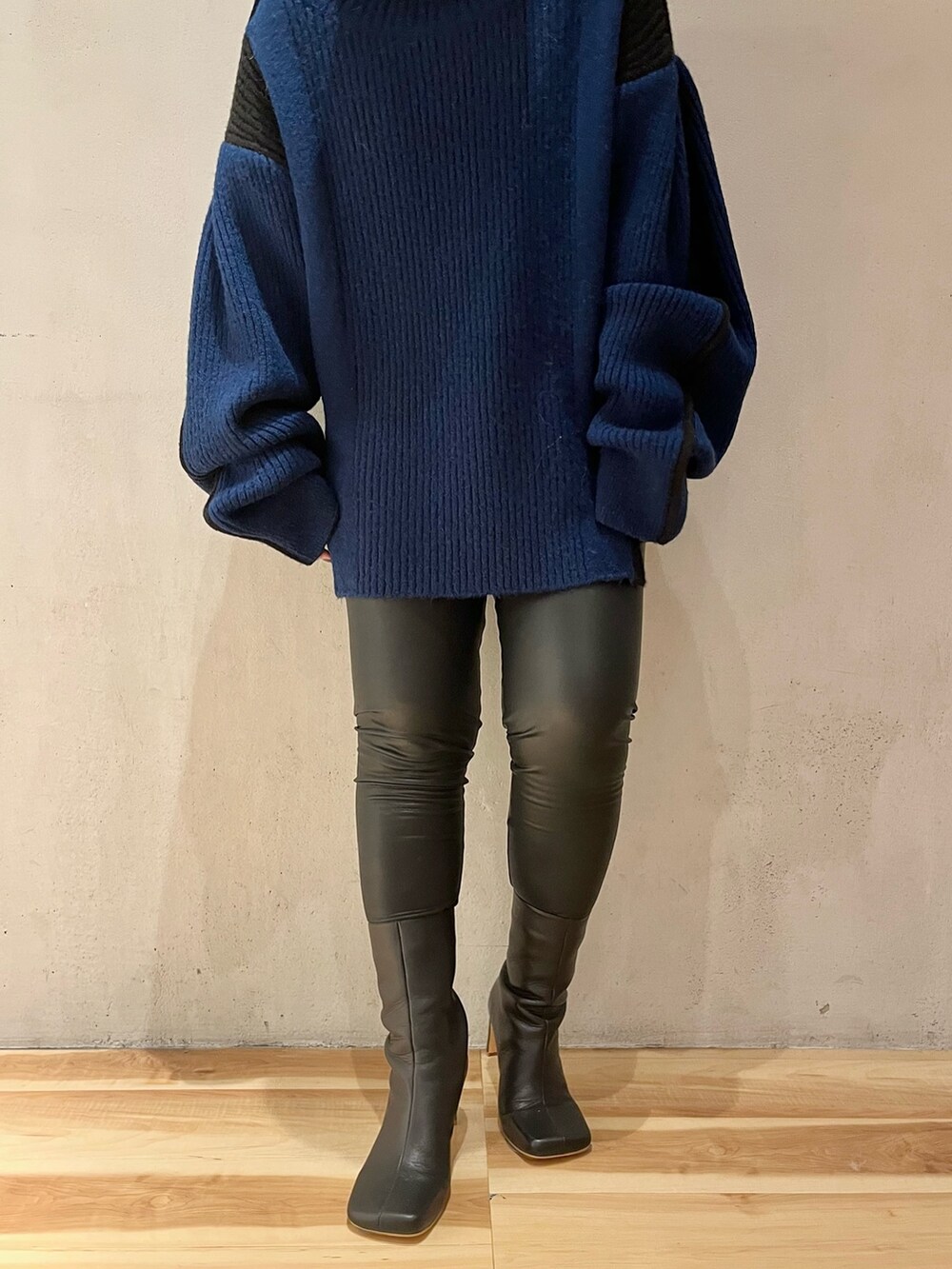 ベージュ系のその他アウター、ブルー系のニット/セーター、ブラック系のその他パンツを着用したレディースの秋コーディネートの9枚目の写真