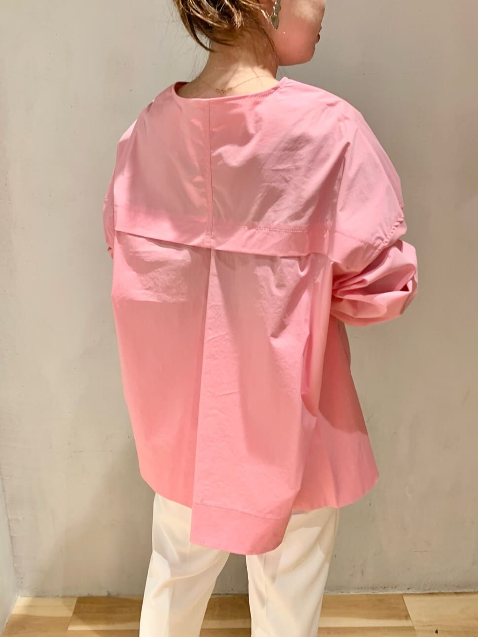 ピンク系のシャツ/ブラウス、ホワイト系のその他パンツを着用したレディースの冬コーディネートの3枚目の写真