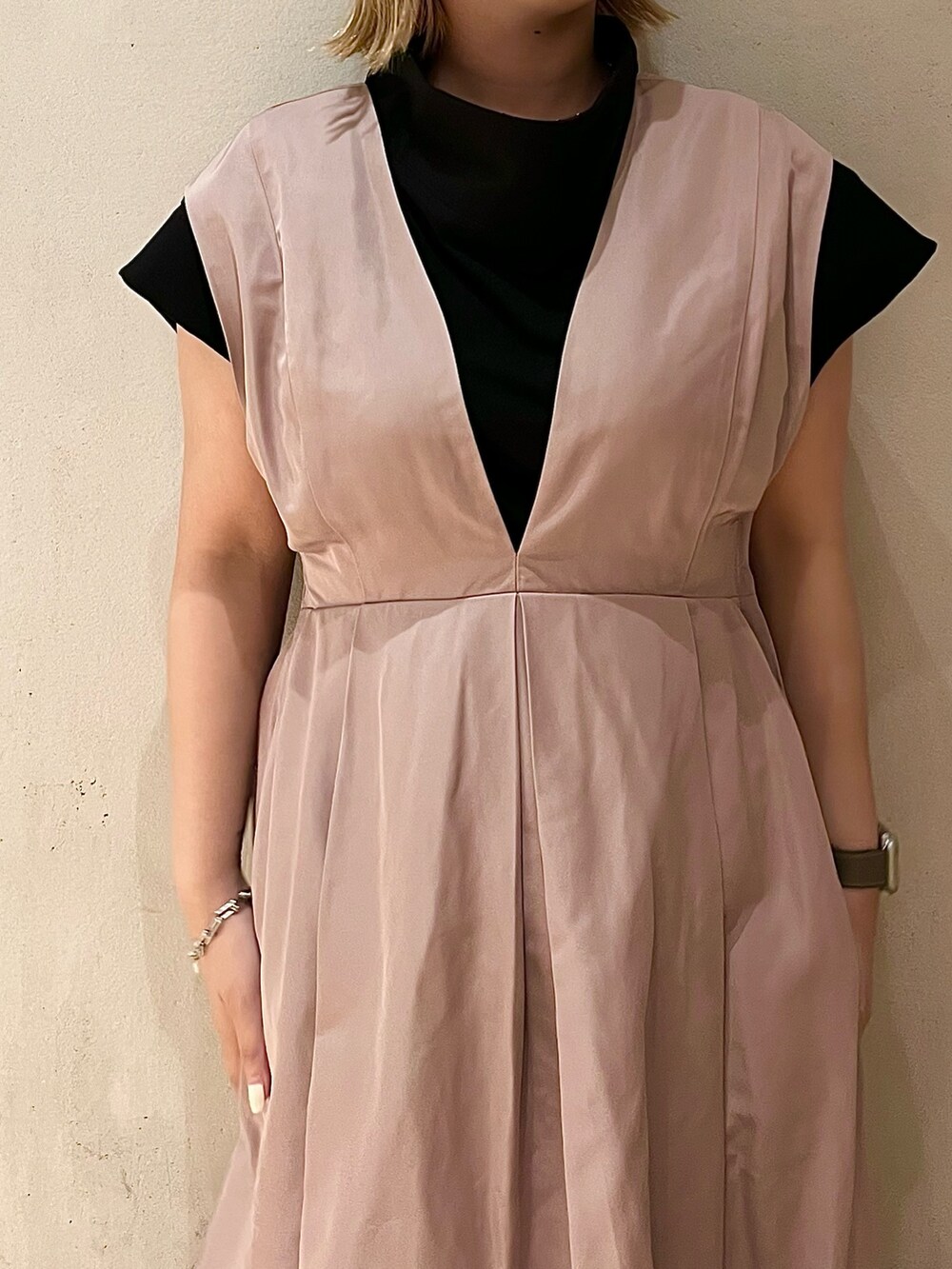 ベージュ系のジャンパースカート、ブラック系のTシャツ/カットソー、ブラック系のブーツを着用したレディースの夏コーディネートの4枚目の写真