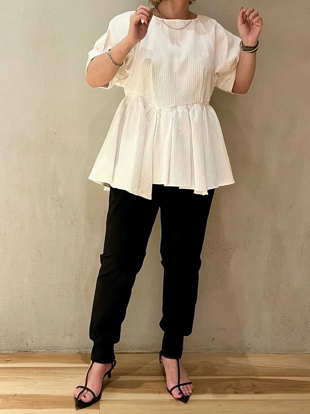 ブラック系のノーカラーコート、ホワイト系のシャツ/ブラウス、ブラック系のスラックスを着用したレディースの夏コーディネートの5枚目の写真