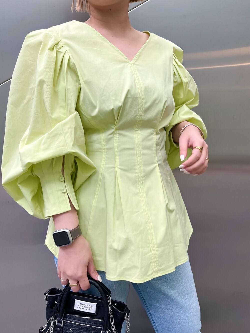 イエロー系のシャツ/ブラウスを着用したレディースの春コーディネートの5枚目の写真