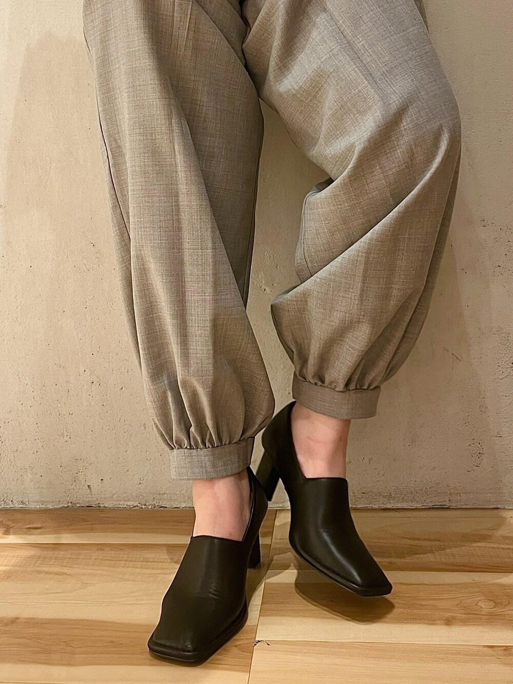 グレー系のテーラードジャケット、グレー系のスラックス、ブラック系のパンプスを着用したレディースの春コーディネートの9枚目の写真