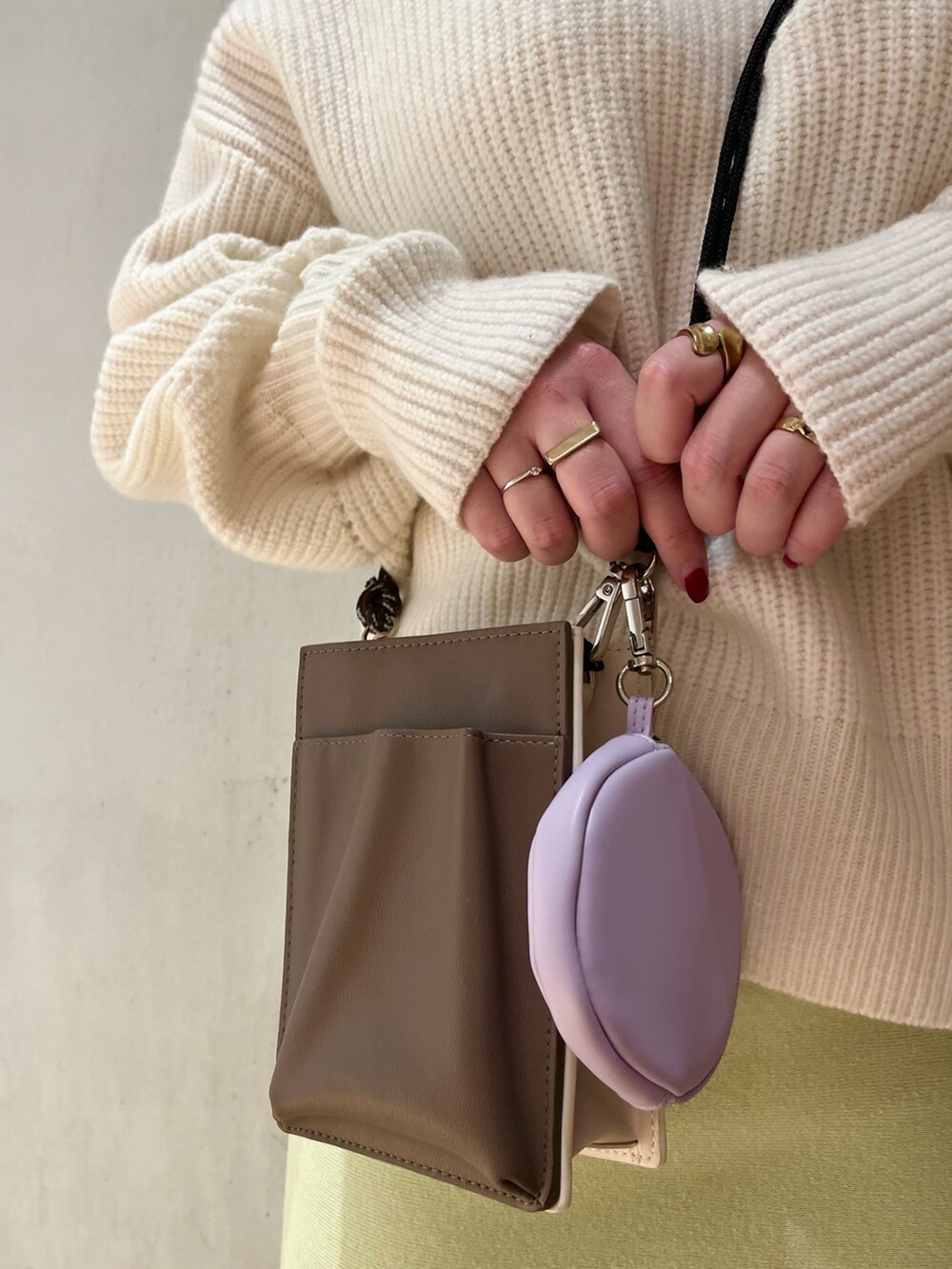 ホワイト系のニット/セーター、ベージュ系のショルダーバッグ、グリーン系のスカートを着用したレディースの冬コーディネートの7枚目の写真