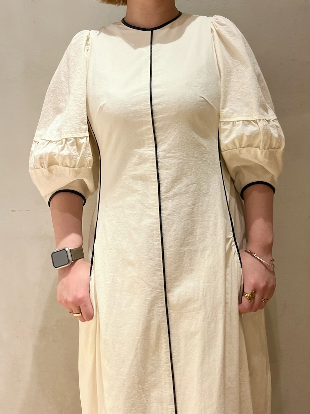 ブラック系のサンダル、ブラック系のブルゾン、ホワイト系のワンピースを着用したレディースの春コーディネートの8枚目の写真