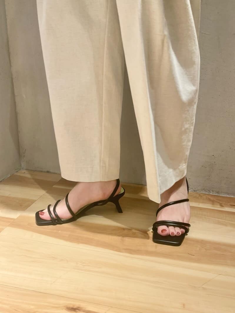 ブラック系のシャツ/ブラウス、ベージュ系のその他パンツ、ブラック系のサンダルを着用したレディースの春コーディネートの4枚目の写真