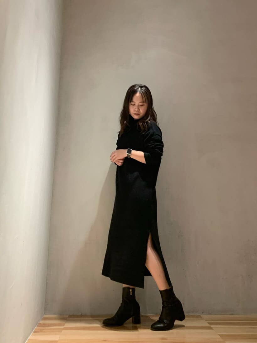 ベージュ系のその他アウター、ブラック系のワンピースを着用したレディースの秋コーディネートの5枚目の写真