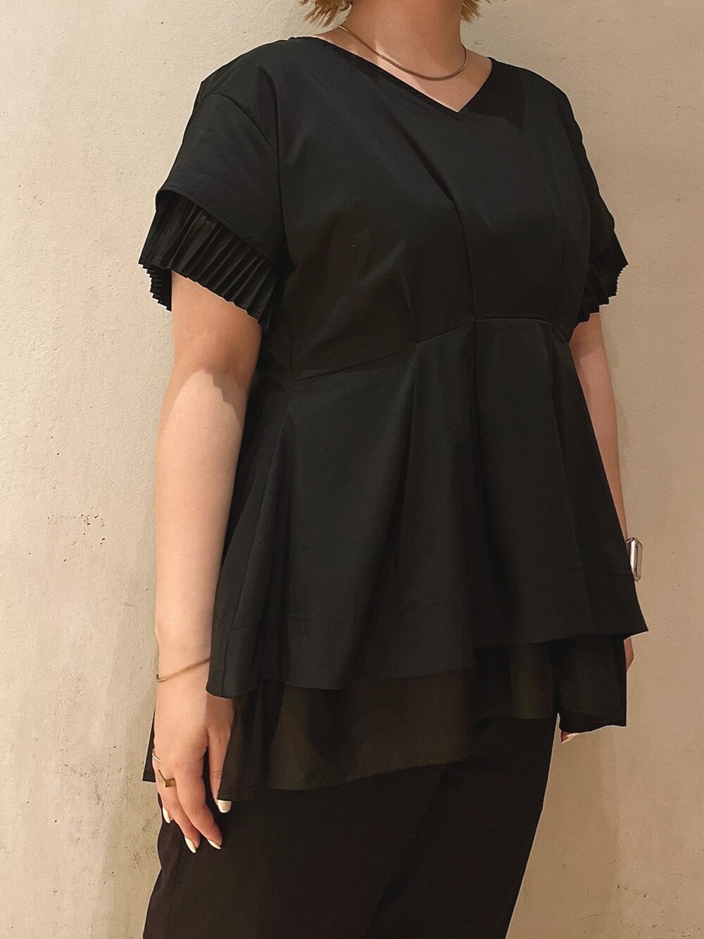 ブラック系のサンダル、ブラック系のシャツ/ブラウス、ブラック系のその他パンツを着用したレディースの夏コーディネートの5枚目の写真