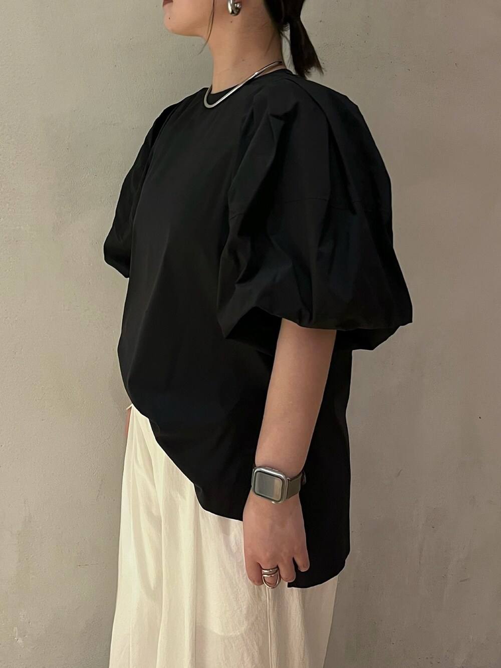 ブラック系のシャツ/ブラウス、ホワイト系のその他パンツ、ブラック系のサンダルを着用したレディースの夏コーディネートの6枚目の写真