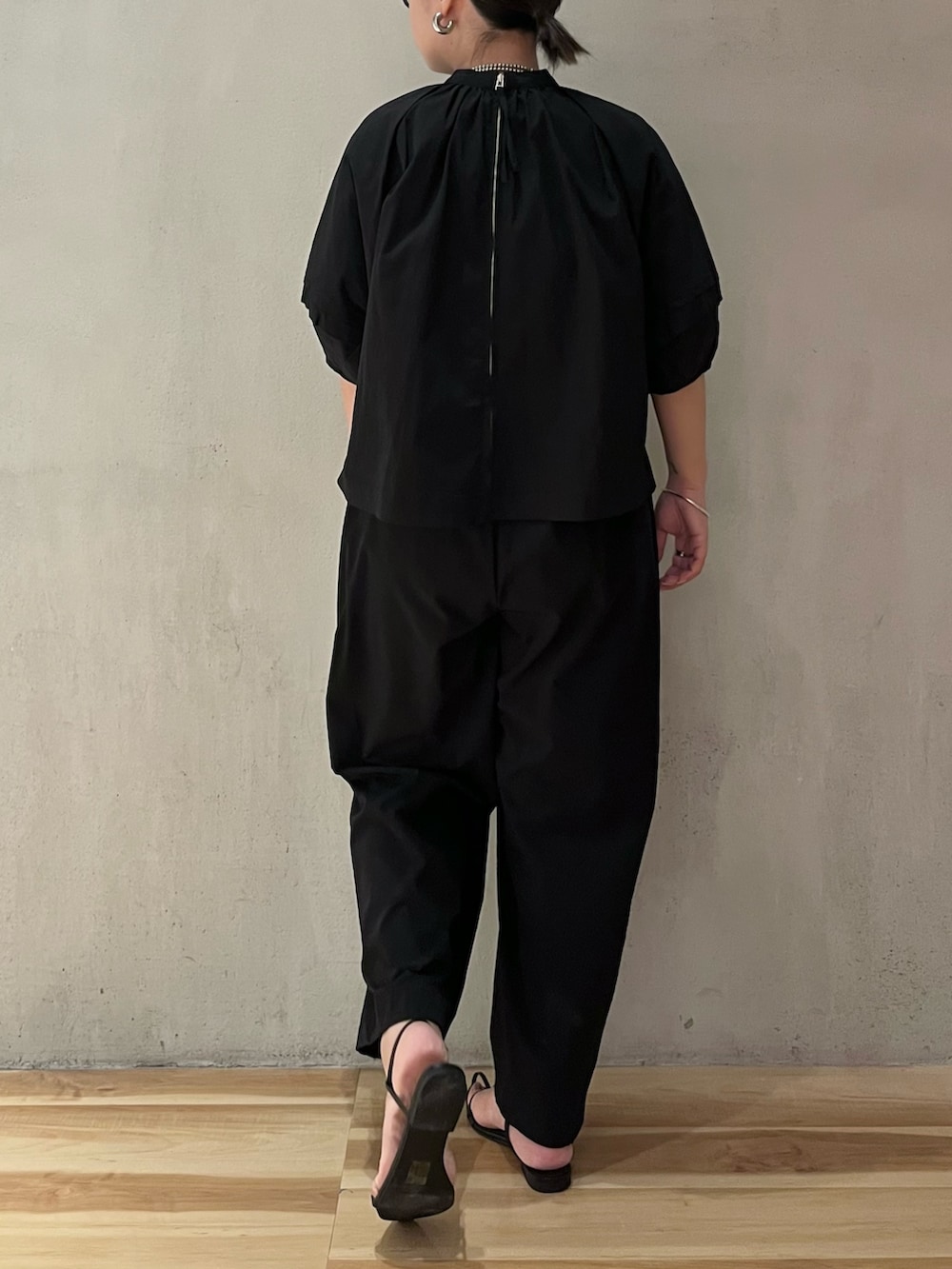 ブラック系のシャツ/ブラウス、ブラック系のその他パンツ、グレー系のキャミソールを着用したレディースの夏コーディネートの5枚目の写真