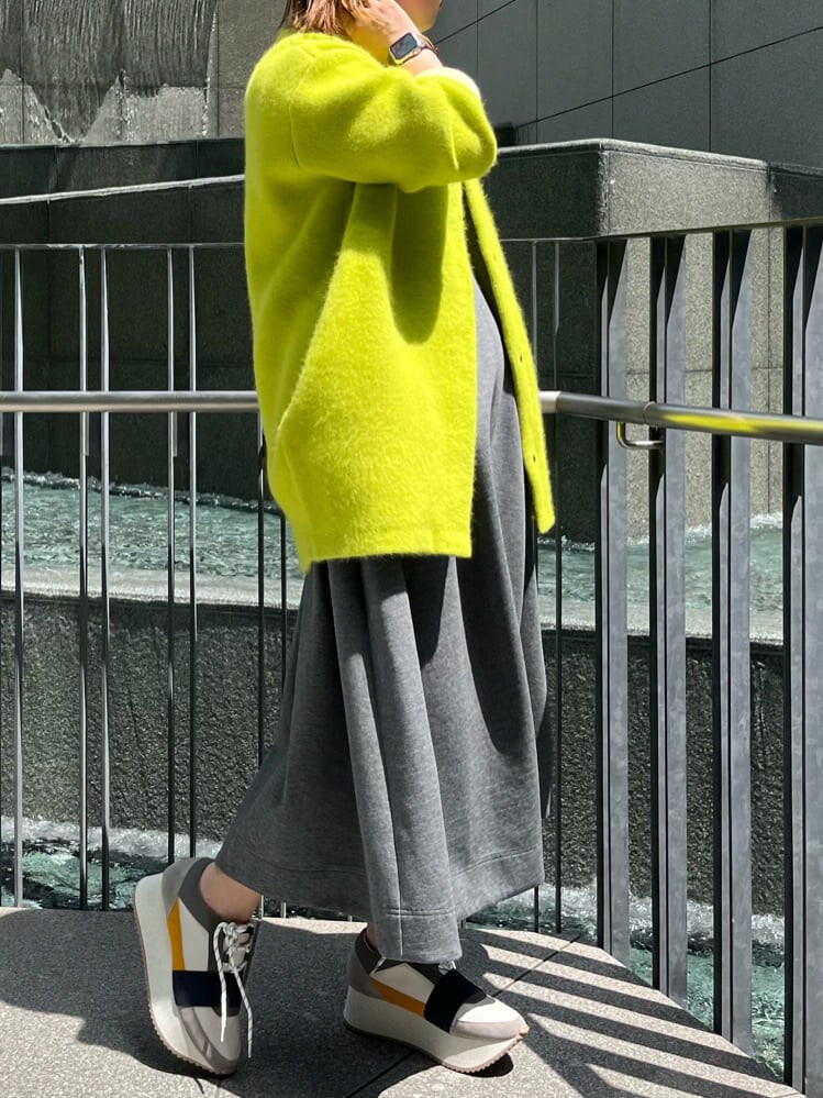 ベージュ系のスニーカー、その他のトートバッグ、グレー系のワンピースを着用したレディースの夏コーディネートの4枚目の写真