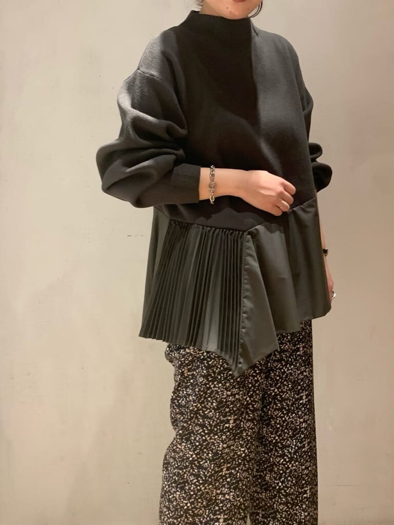 その他のその他パンツ、ベージュ系のニット/セーターを着用したレディースの秋コーディネートの4枚目の写真