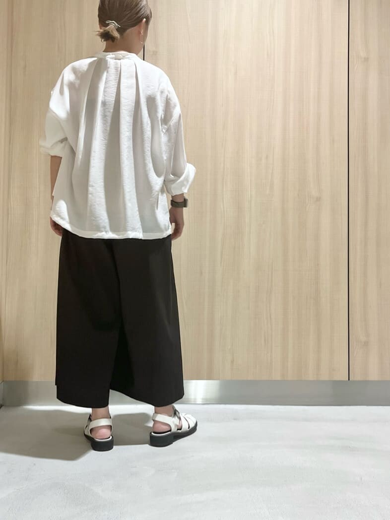 ブラウン系のキャミソール、ホワイト系のシャツ/ブラウス、ブラック系のその他パンツを着用したレディースの春コーディネートの4枚目の写真